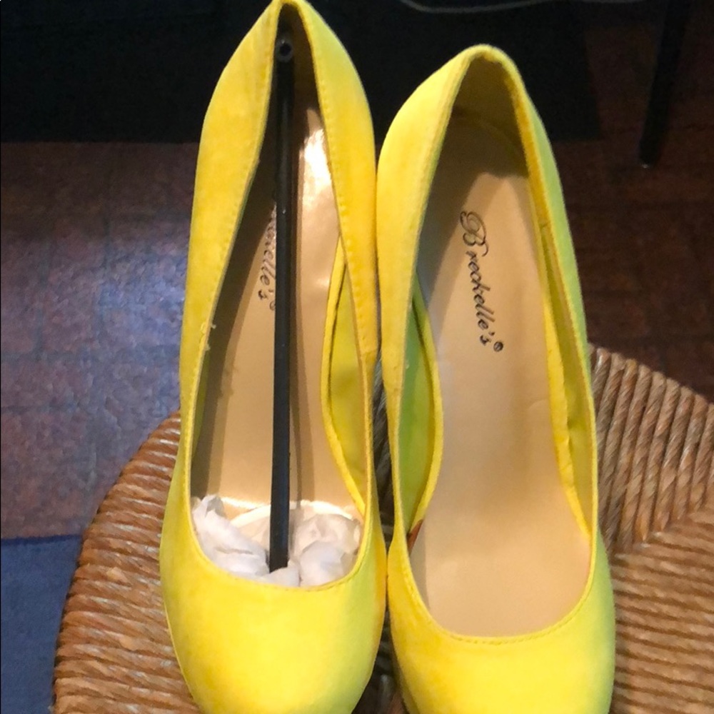 Breckelles Collection Bright Yellow Wedges-New